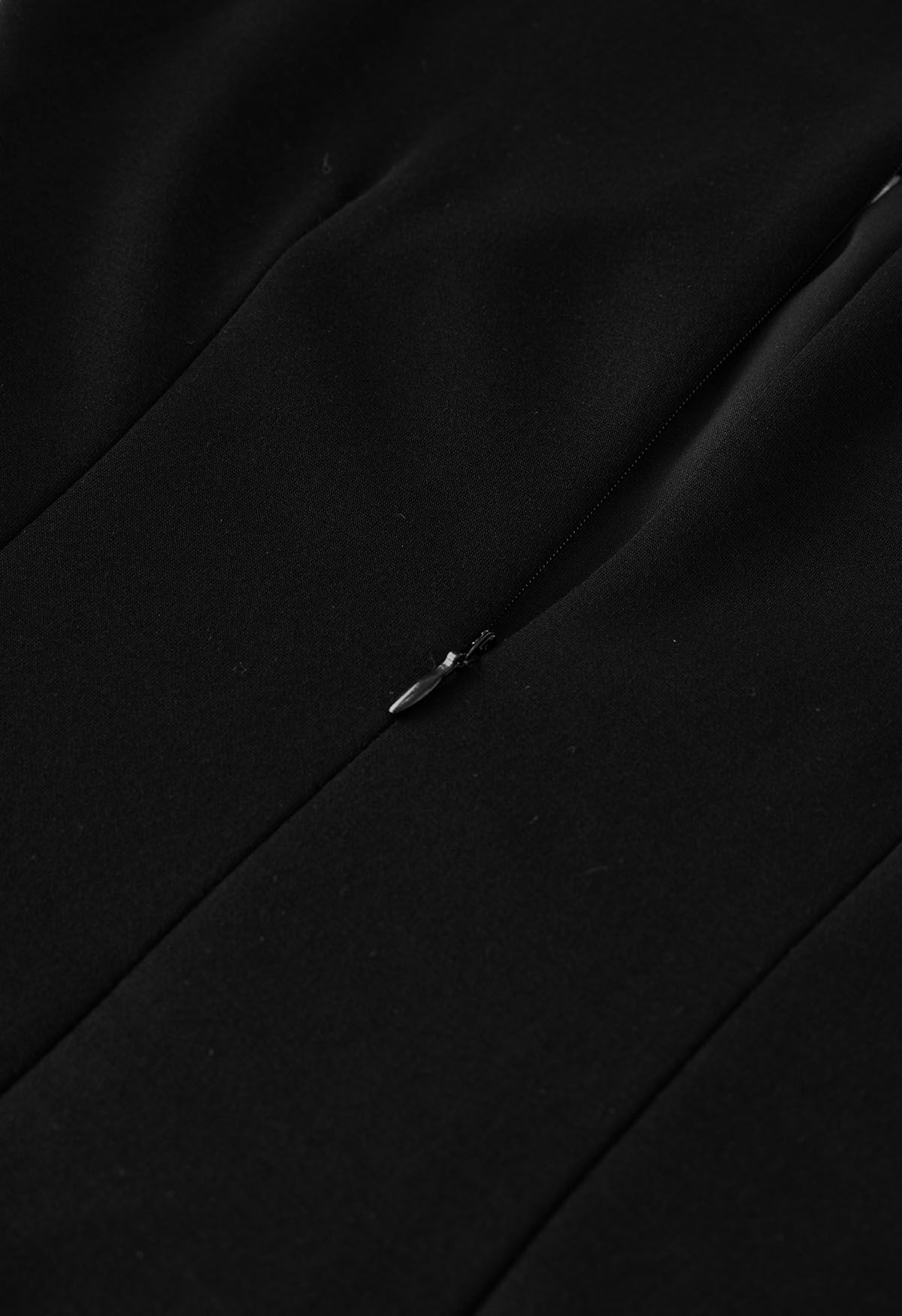 Midikleid mit quadratischem Ausschnitt, geraffter Taille und Klappe in Schwarz