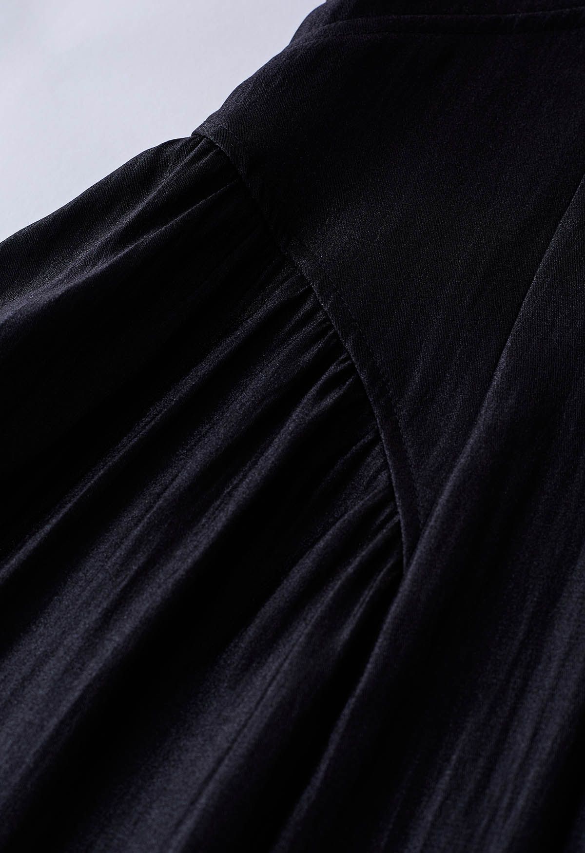 Glänzendes Cami-Kleid mit doppelten Schnüren in Schwarz