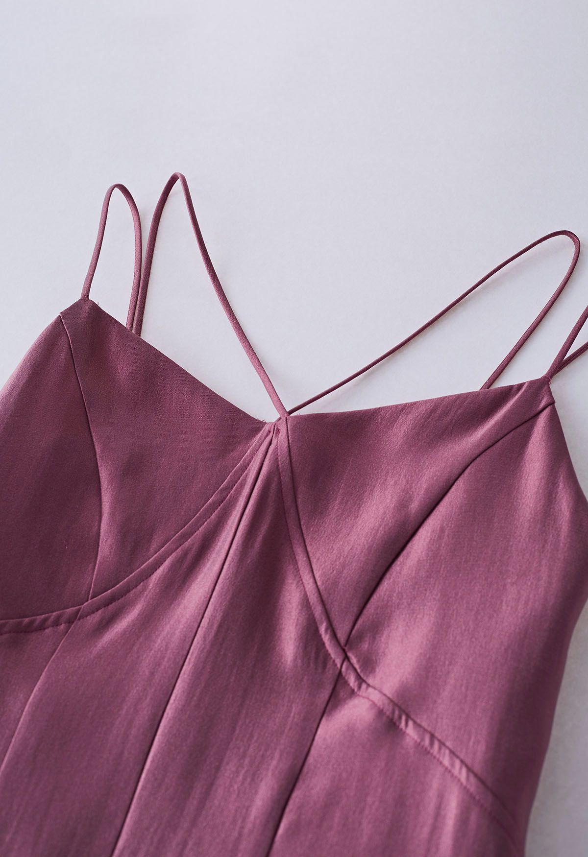 Glänzendes Cami-Kleid mit doppelten Schnüren in Violett