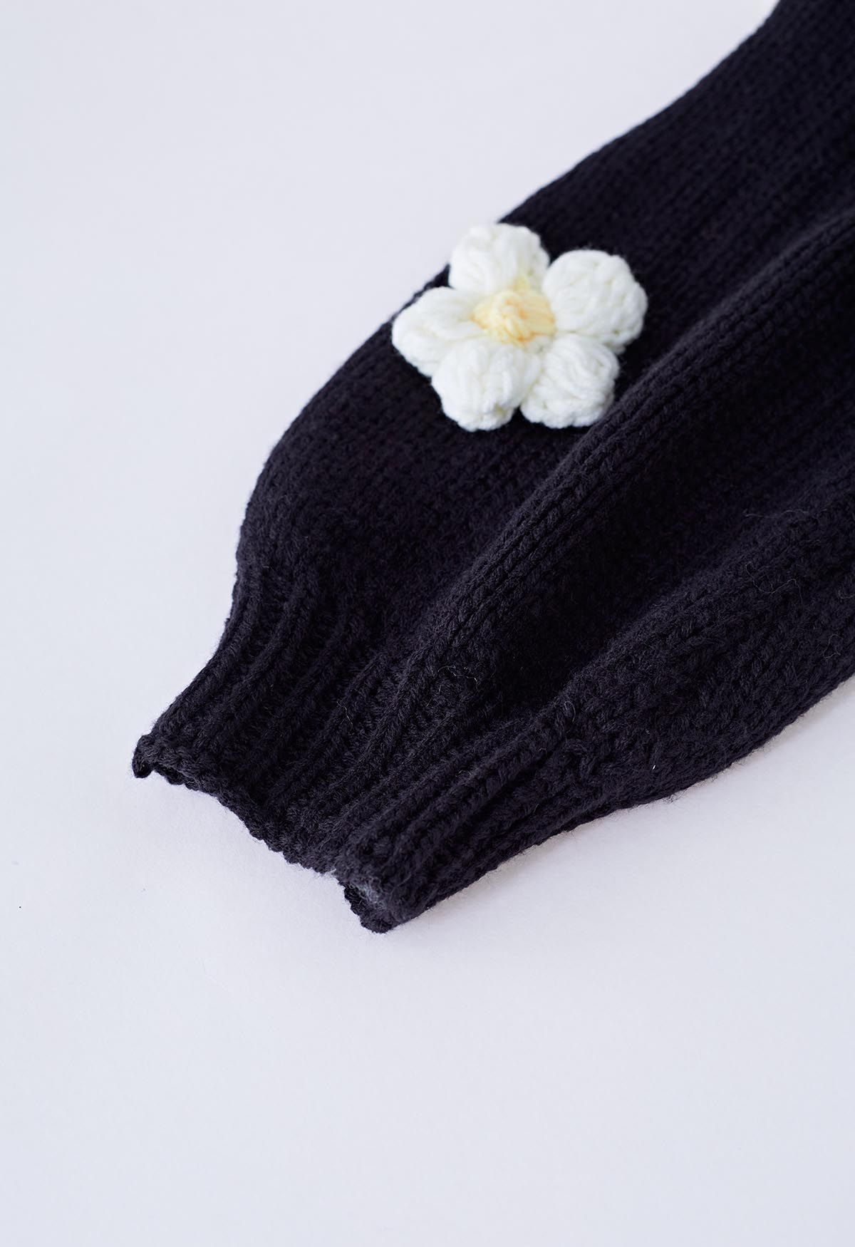 Strickjacke mit offener Vorderseite und 3D-Stich-Blume in Schwarz