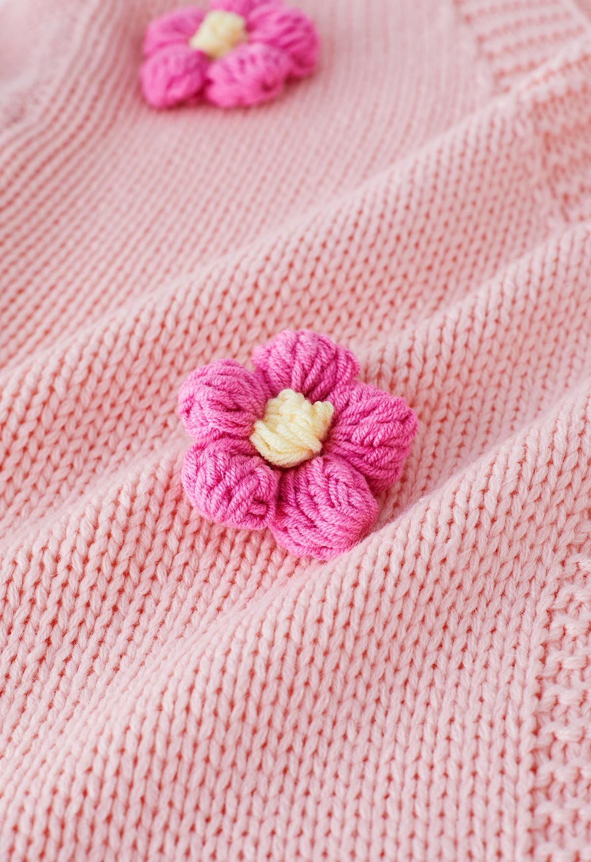 Strickjacke mit 3D-Stickerei und offener Vorderseite in Rosa