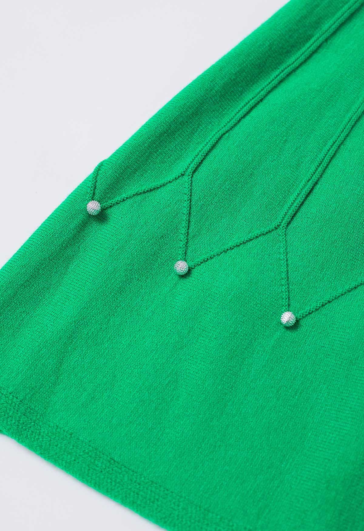 Strickrock mit silbernen Perlenverzierungen und Naht in Grün