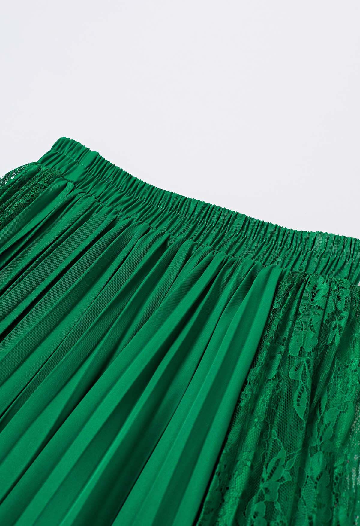 Plissee-Midirock mit Spitzeneinsätzen in Grün
