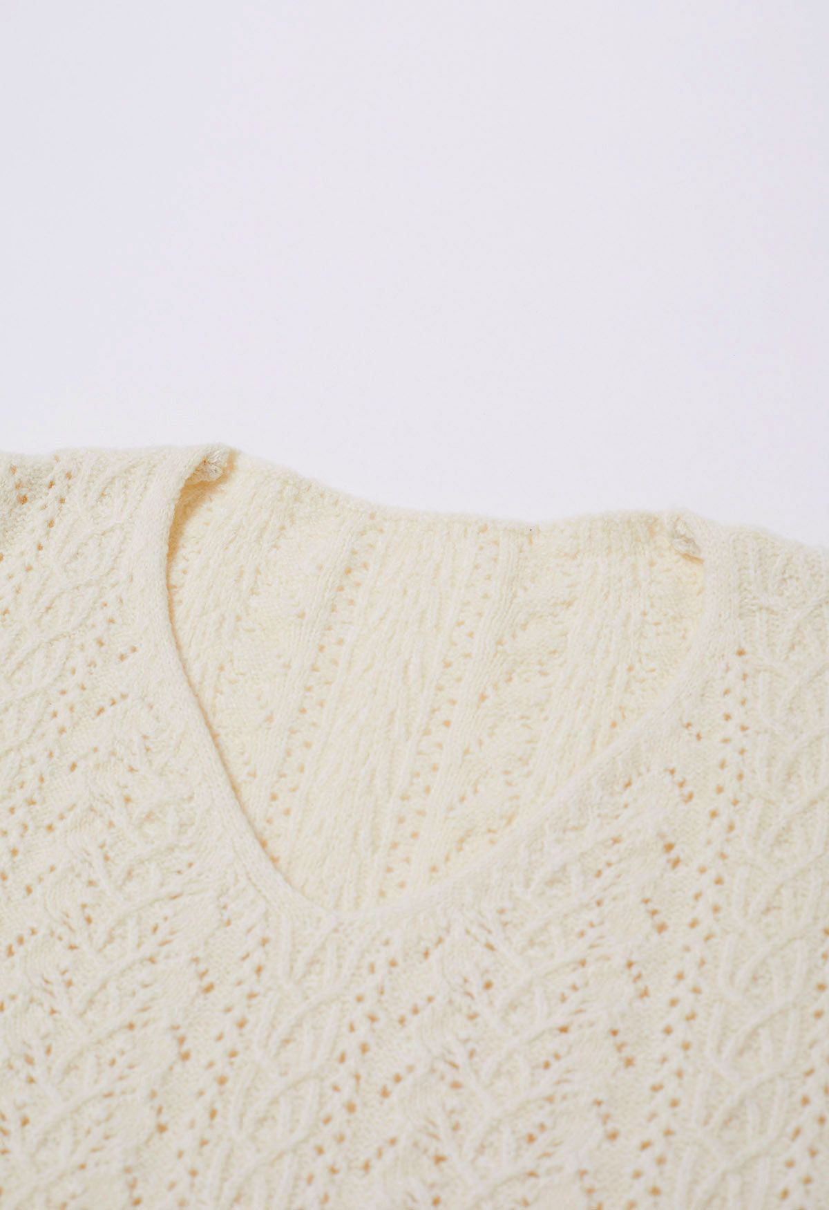 Pointelle-Strickpullover mit V-Ausschnitt in Creme