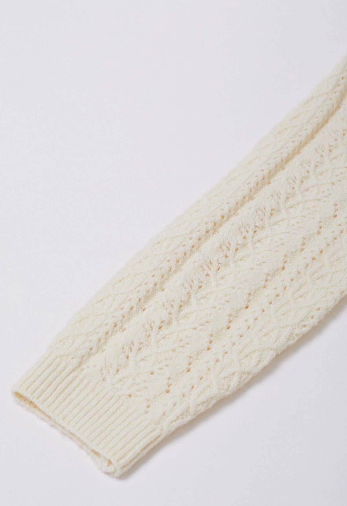 Pointelle-Strickpullover mit V-Ausschnitt in Creme