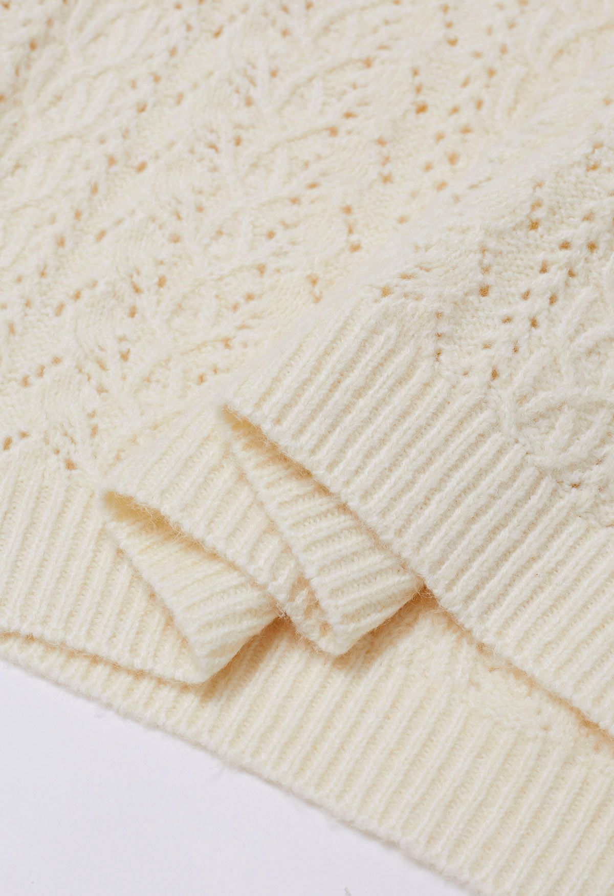 Pointelle-Strickpullover mit V-Ausschnitt in Creme