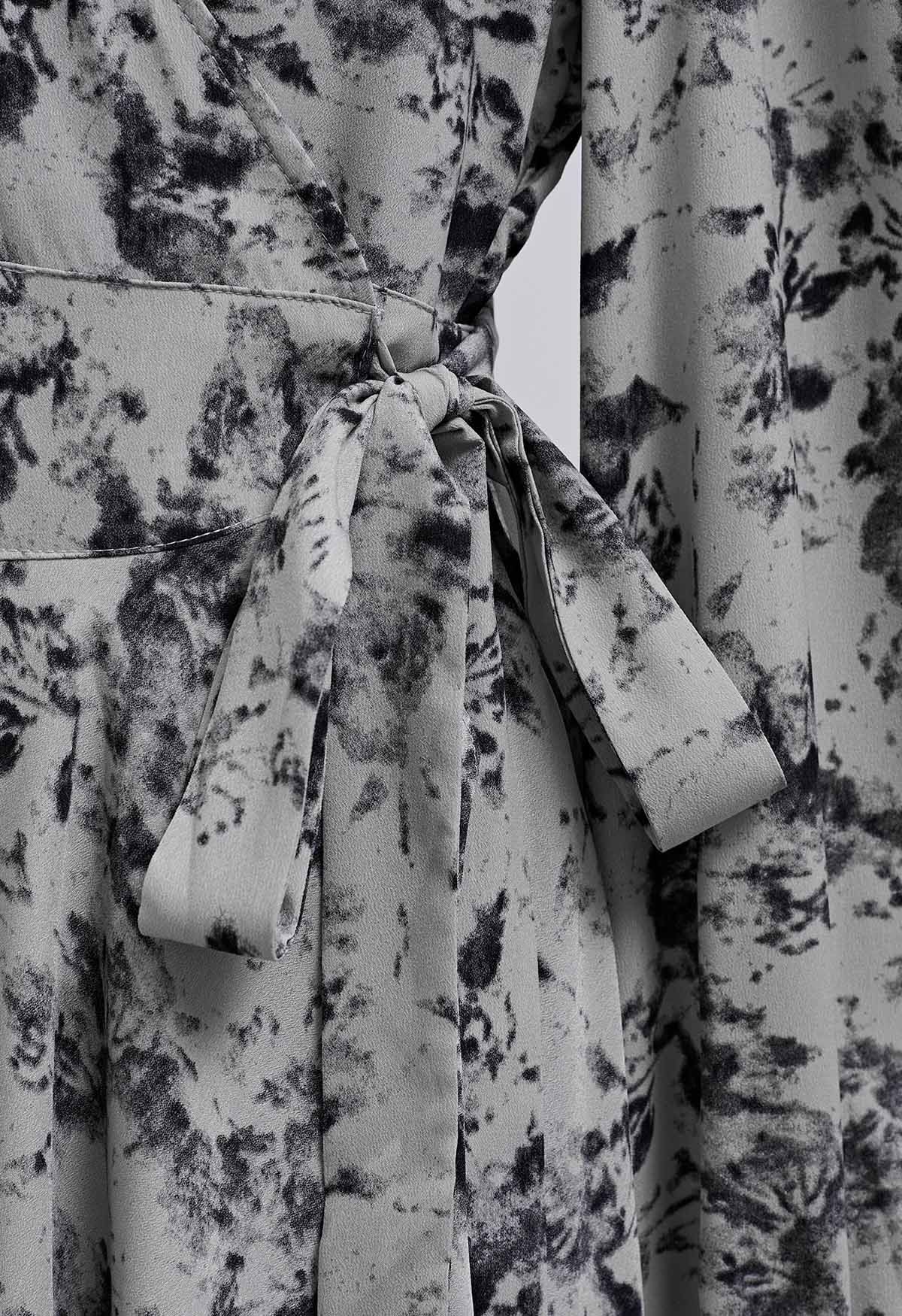 Wickelkleid aus Chiffon mit Aquarelldruck in Grau