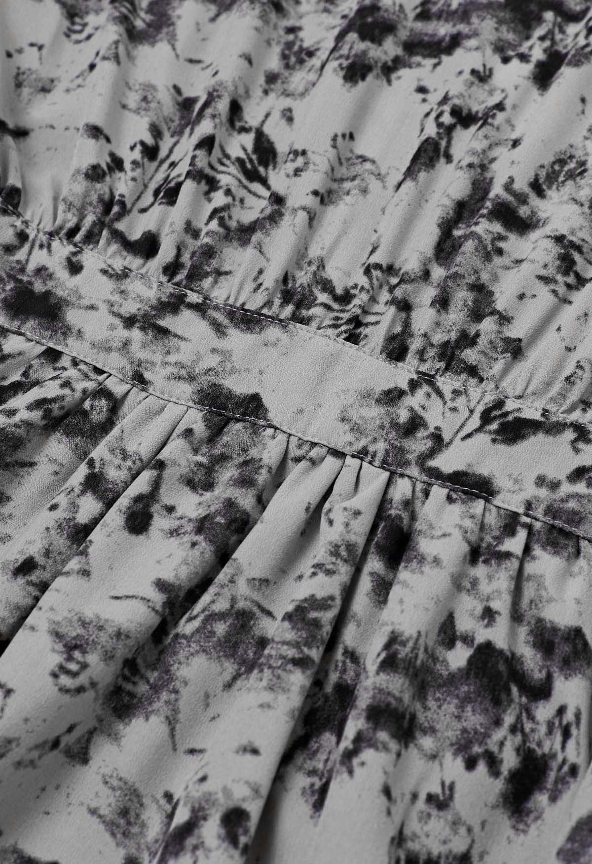 Wickelkleid aus Chiffon mit Aquarelldruck in Grau