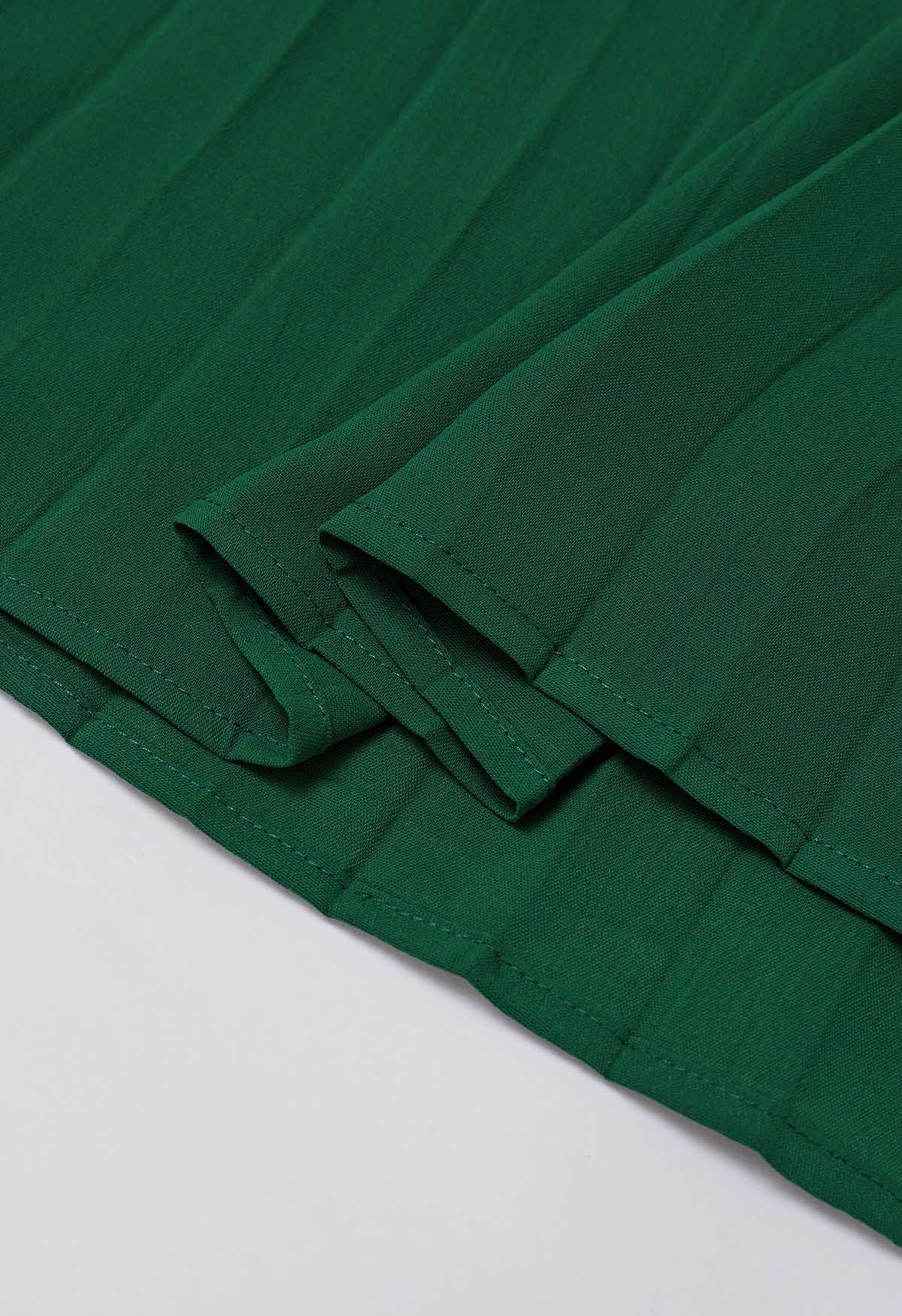Dunkelgrünes, plissiertes Kleid mit V-Ausschnitt und verdrehter Vorderseite