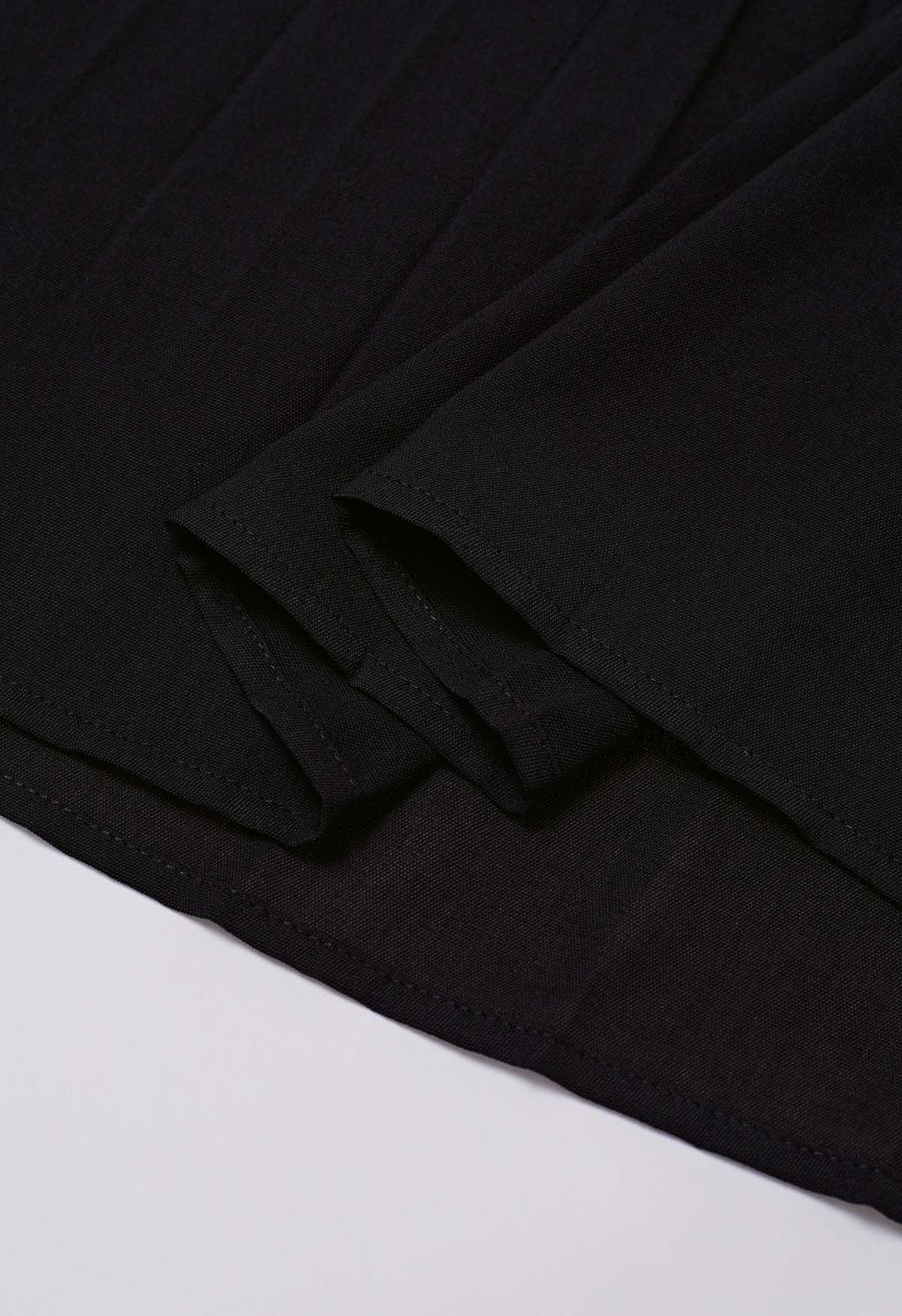 Schwarzes, plissiertes Kleid mit V-Ausschnitt und verdrehter Vorderseite