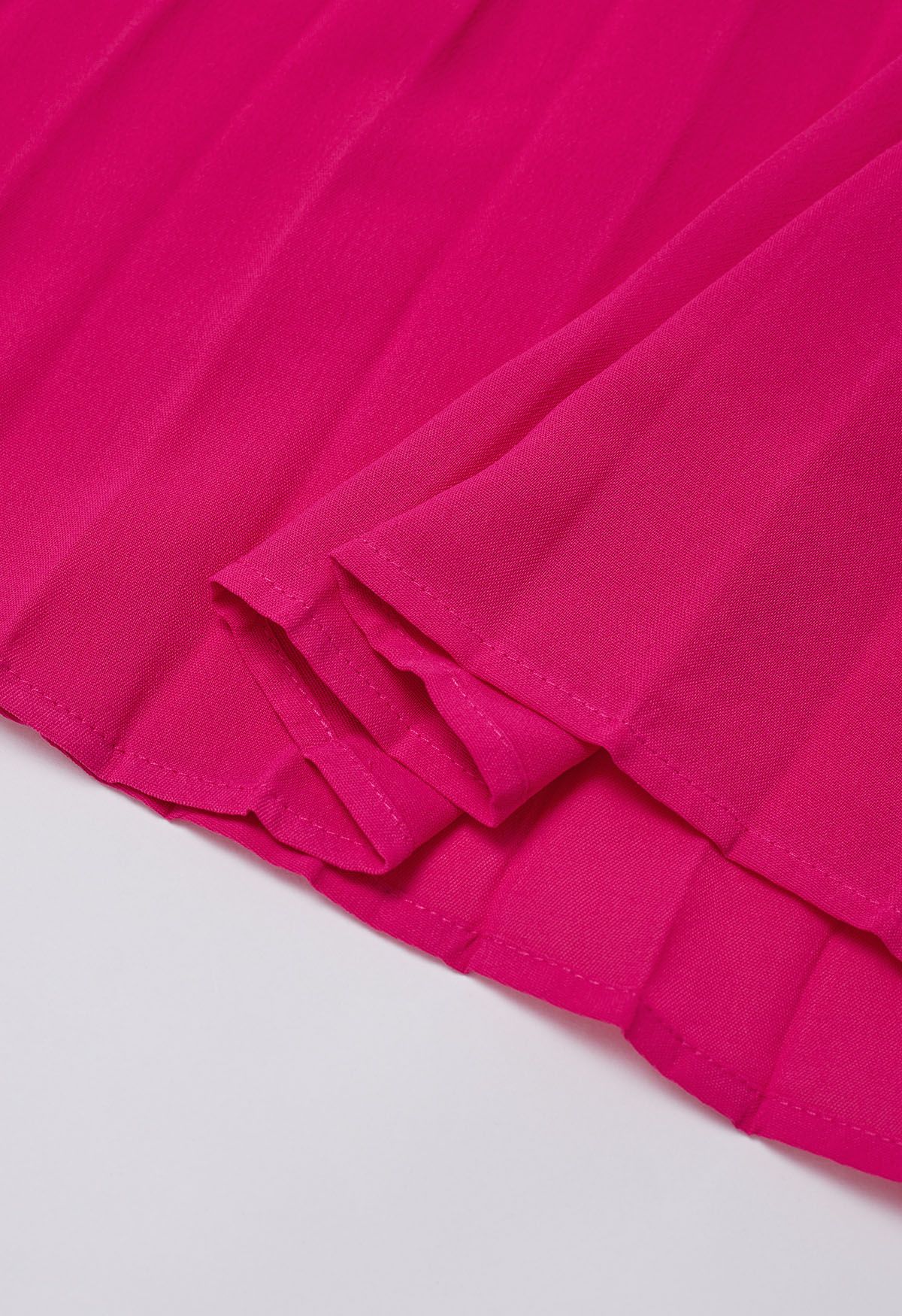 Kleid mit V-Ausschnitt und verdrehter Vorderseite in Magenta