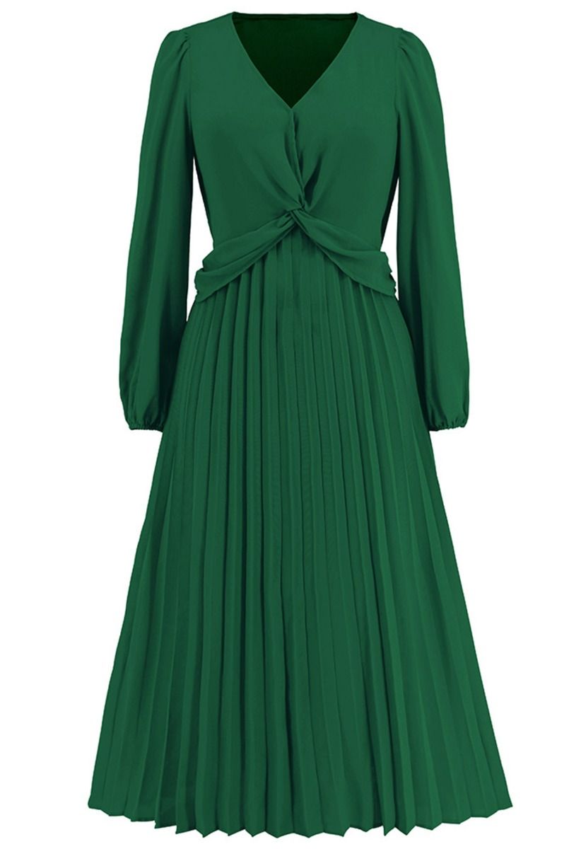 Dunkelgrünes, plissiertes Kleid mit V-Ausschnitt und verdrehter Vorderseite