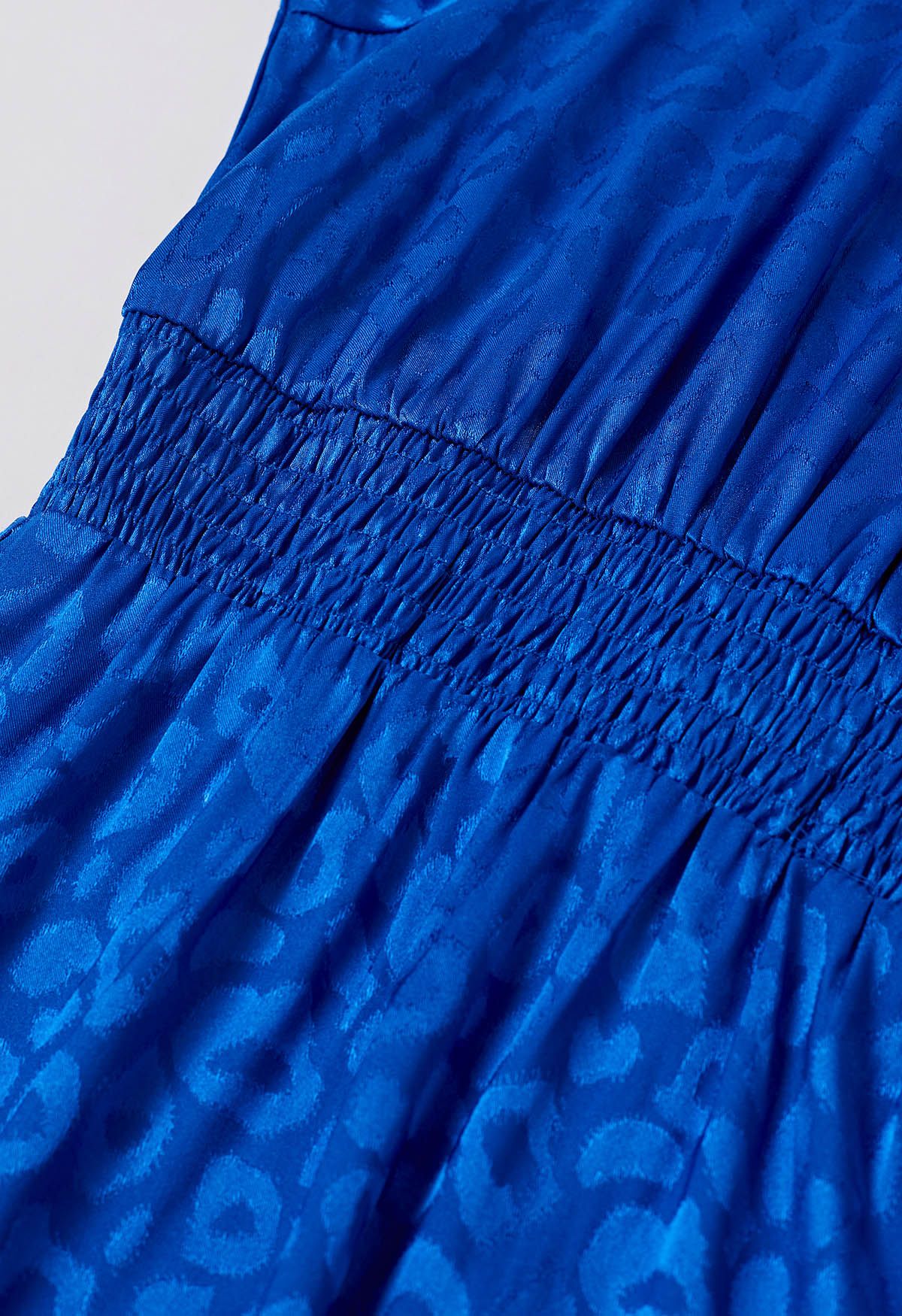 Glänzendes Maxikleid aus Jacquard mit Leopardenmuster und Rüschen in Indigo