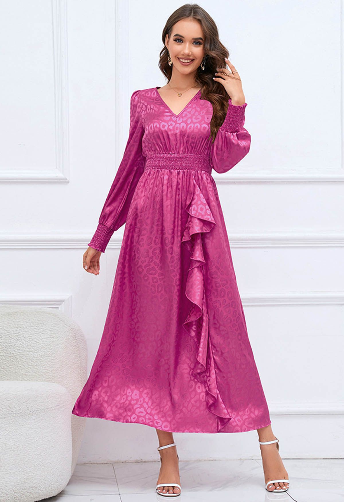 Glänzendes Maxikleid aus Jacquard mit Leopardenmuster und Rüschen in Magenta