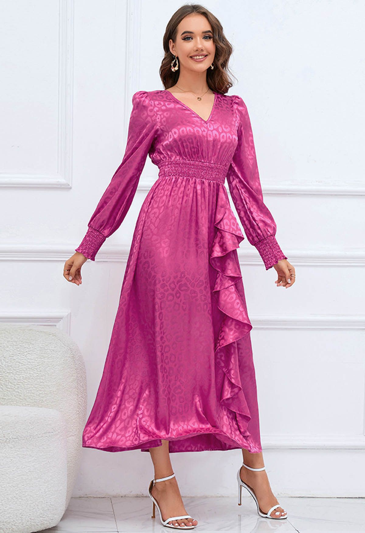 Glänzendes Maxikleid aus Jacquard mit Leopardenmuster und Rüschen in Magenta