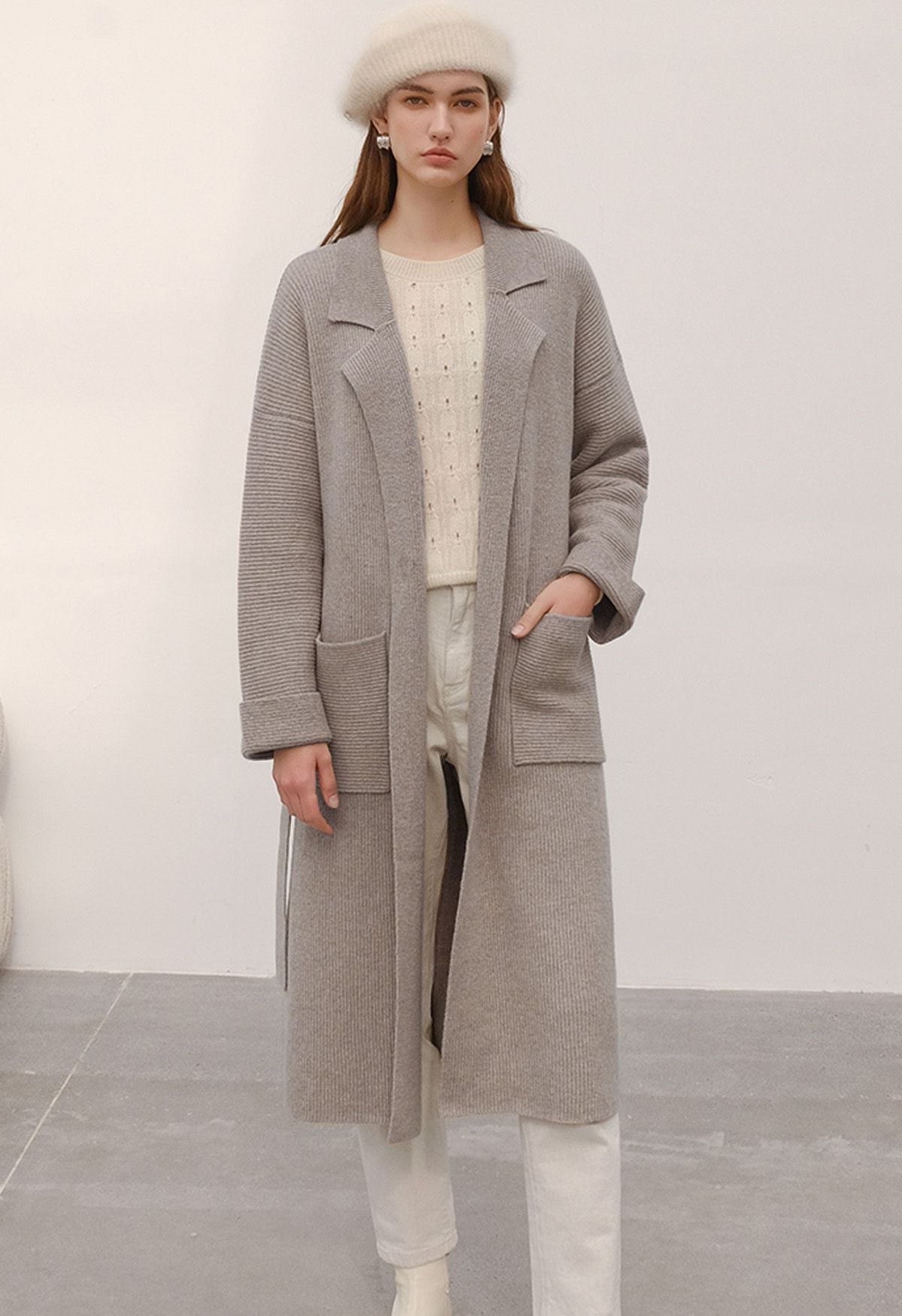 Longline-Strickjacke mit Reverskragen und Gürtel in Taupe