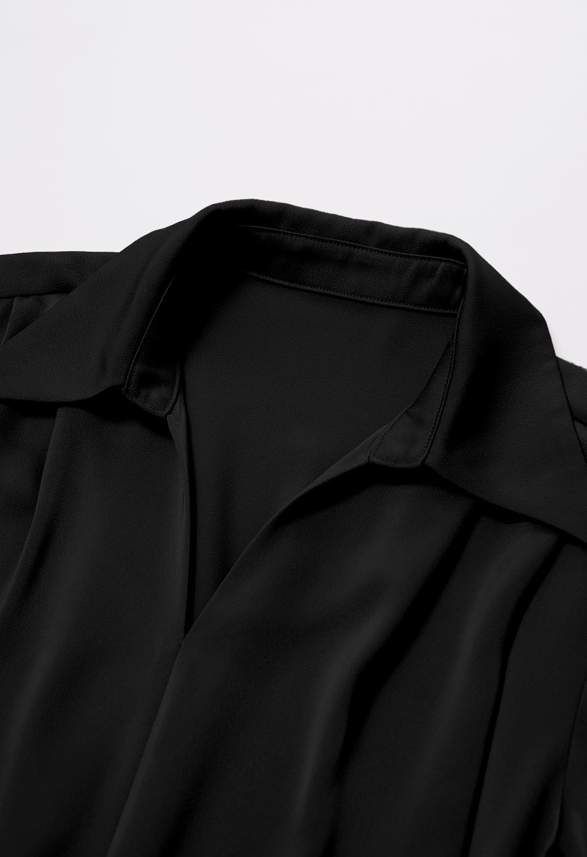 Hemd mit überkreuzter Taille und V-Ausschnitt in Schwarz