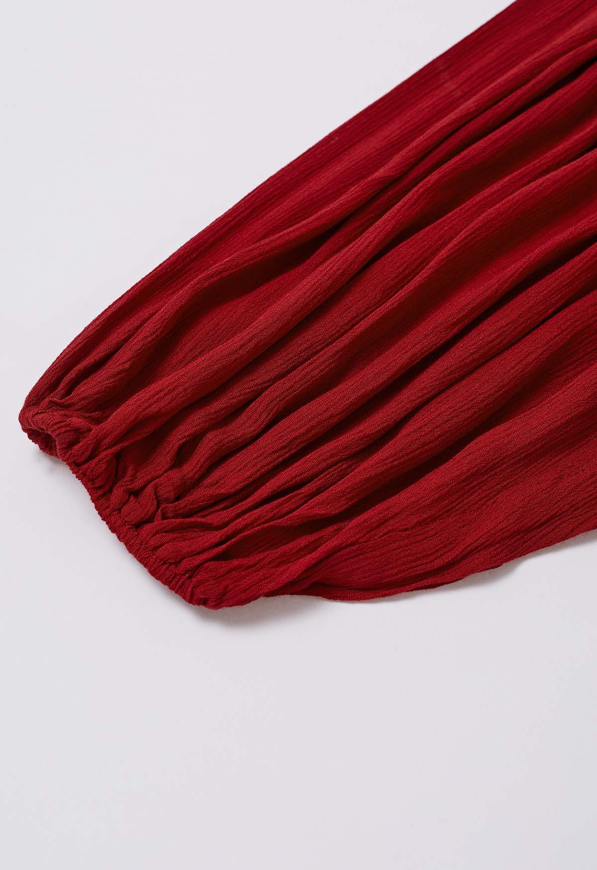 Übertriebenes Rüschenkleid mit Blasenärmeln und Gürtel in Rot