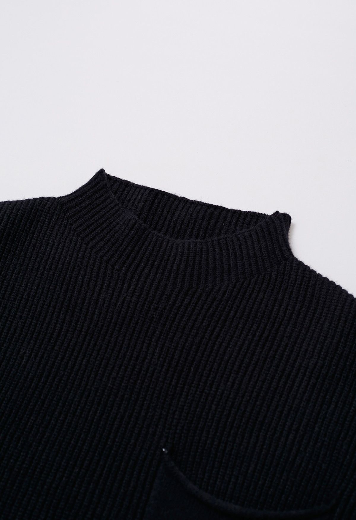 Gerippter Strickpullover mit aufgesetzten Taschen in Schwarz