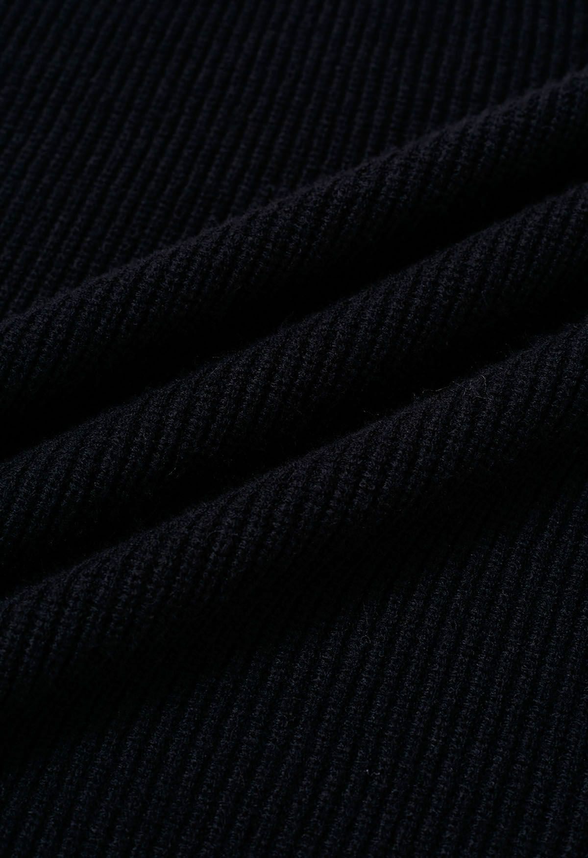 Gerippter Strickpullover mit aufgesetzten Taschen in Schwarz