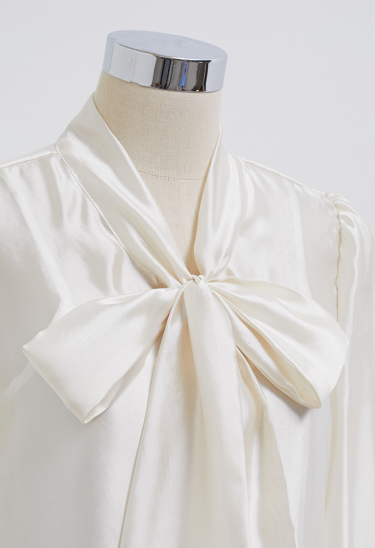 Elegantes, transparentes Hemd mit Schleife und Puffärmeln in Creme