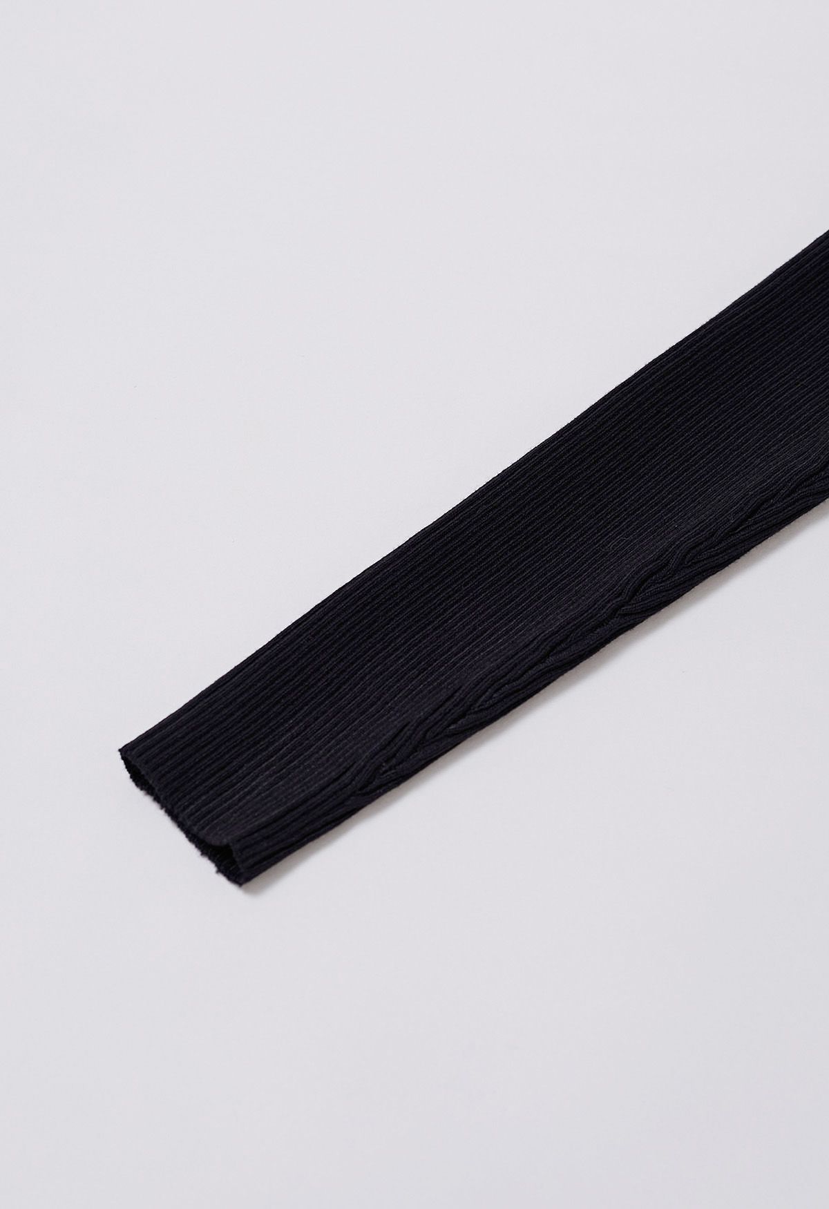 Schulterfreies, gespleißtes Strickoberteil aus Netzstoff in Schwarz