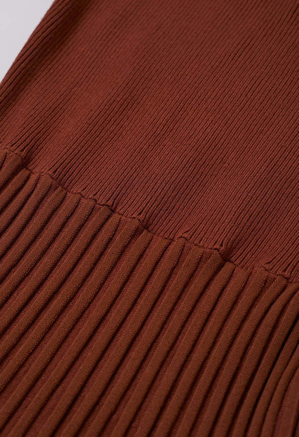 Fesselndes, plissiertes Strickkleid mit V-Ausschnitt und Taillenschnürung in Karamell
