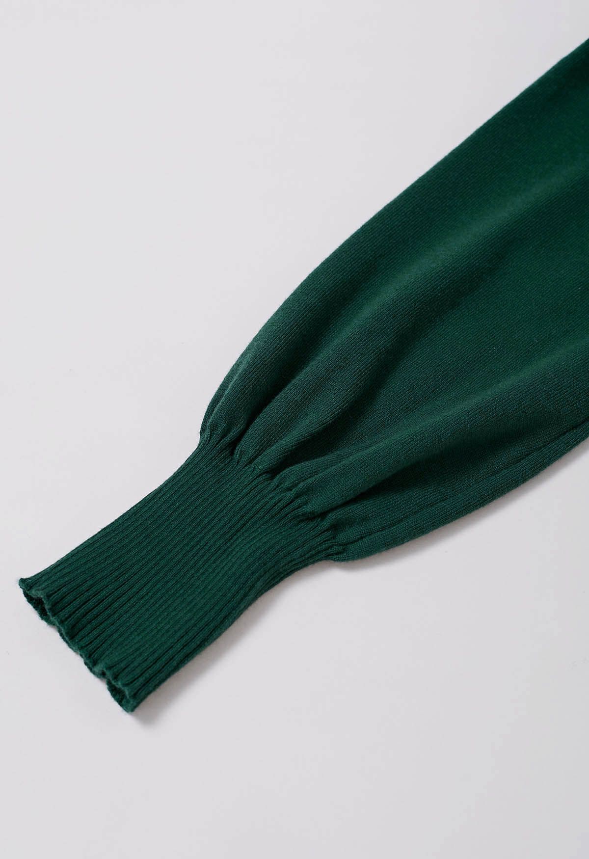 Fesselndes, plissiertes Strickkleid mit V-Ausschnitt und Taillenschnürung in Dunkelgrün