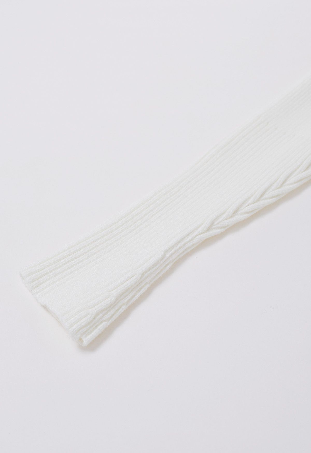 Kurzes Strickoberteil mit Klappkragen und Reißverschluss in Weiß