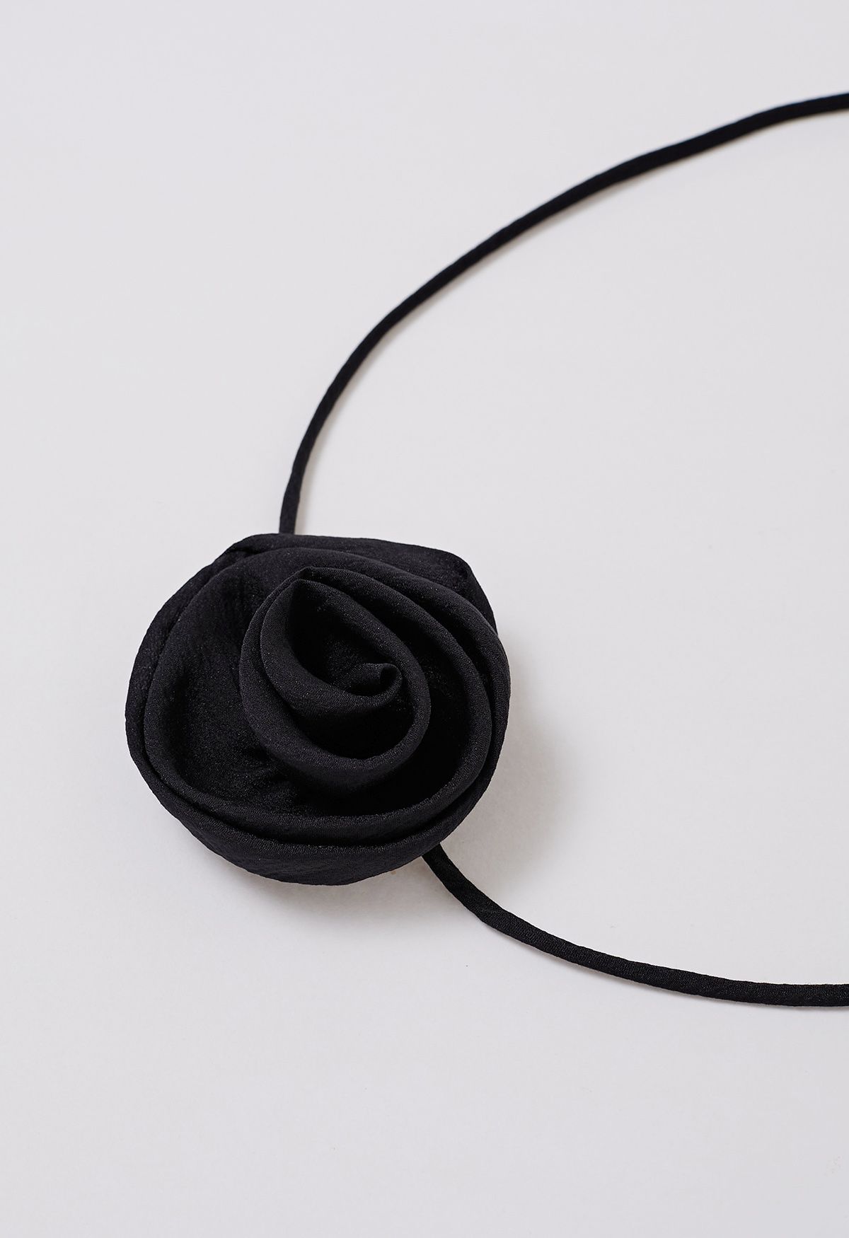 Hemd mit Blumen-Halsband und Rüschenbesatz in Schwarz