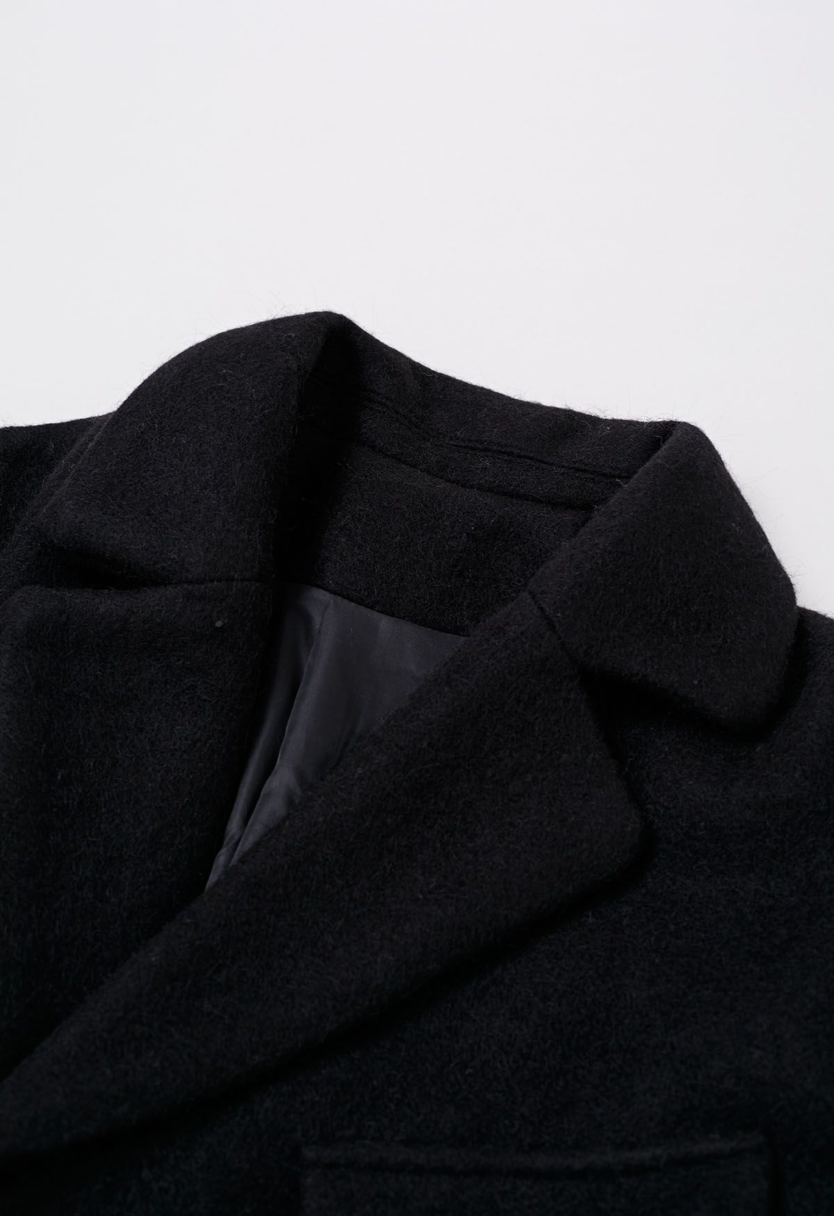 Zweireihiger, lang geschnittener Mantel mit geknöpfter Schulter und Gürtel in Schwarz