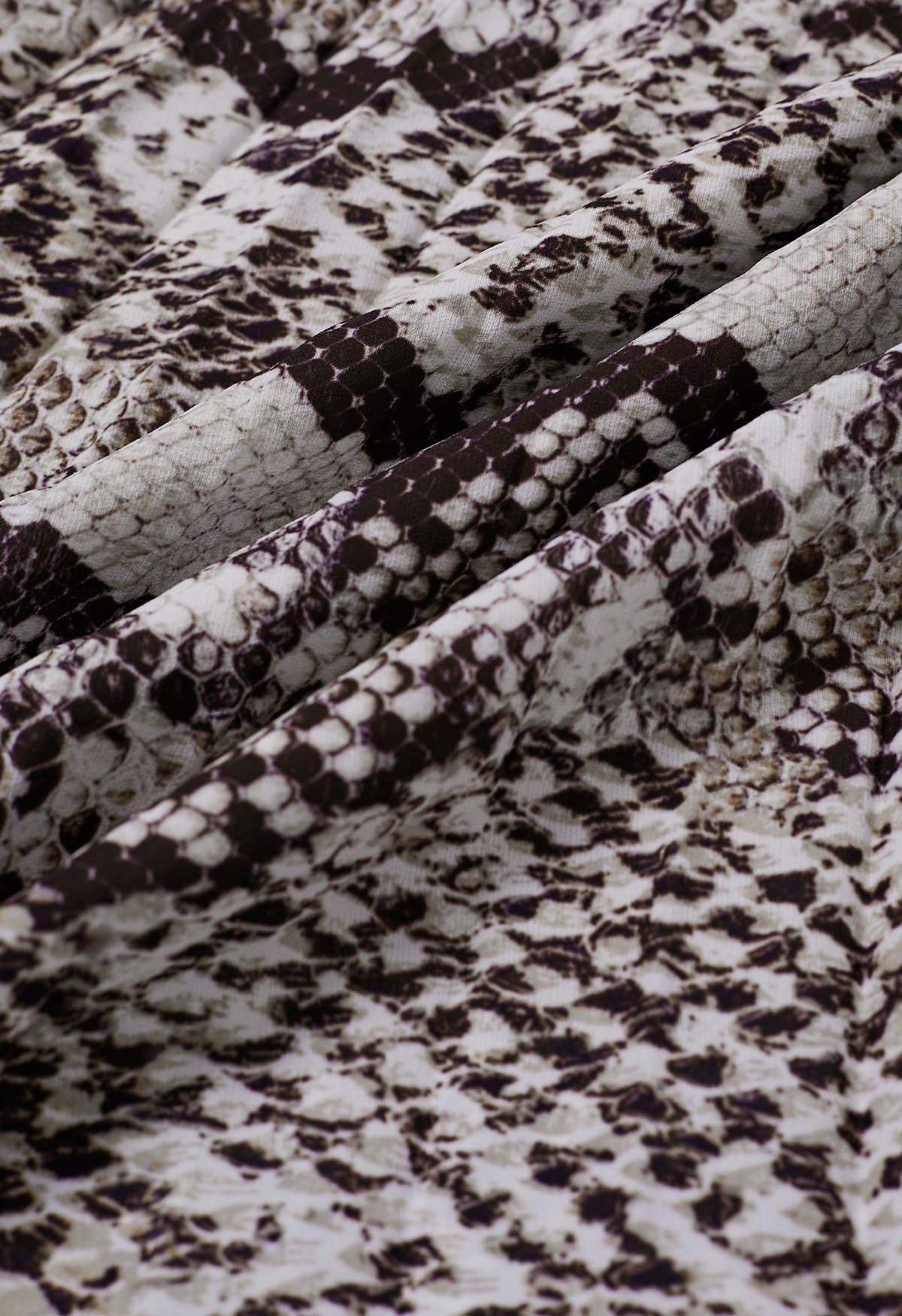 Faltenrock aus Chiffon mit Schlangenmuster