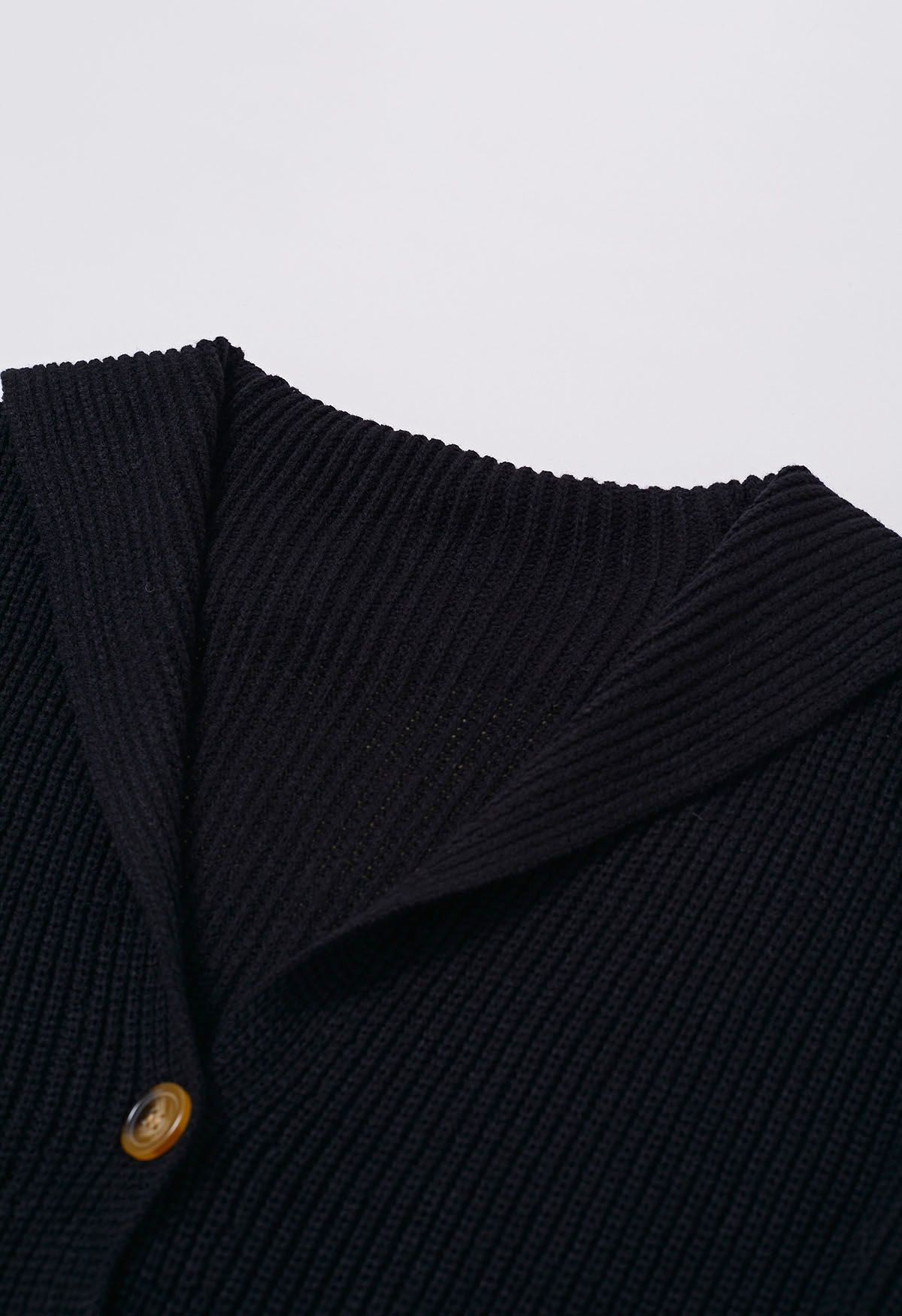 Lang geschnittener Cardigan mit Knopfleiste und Klappkragen in Schwarz