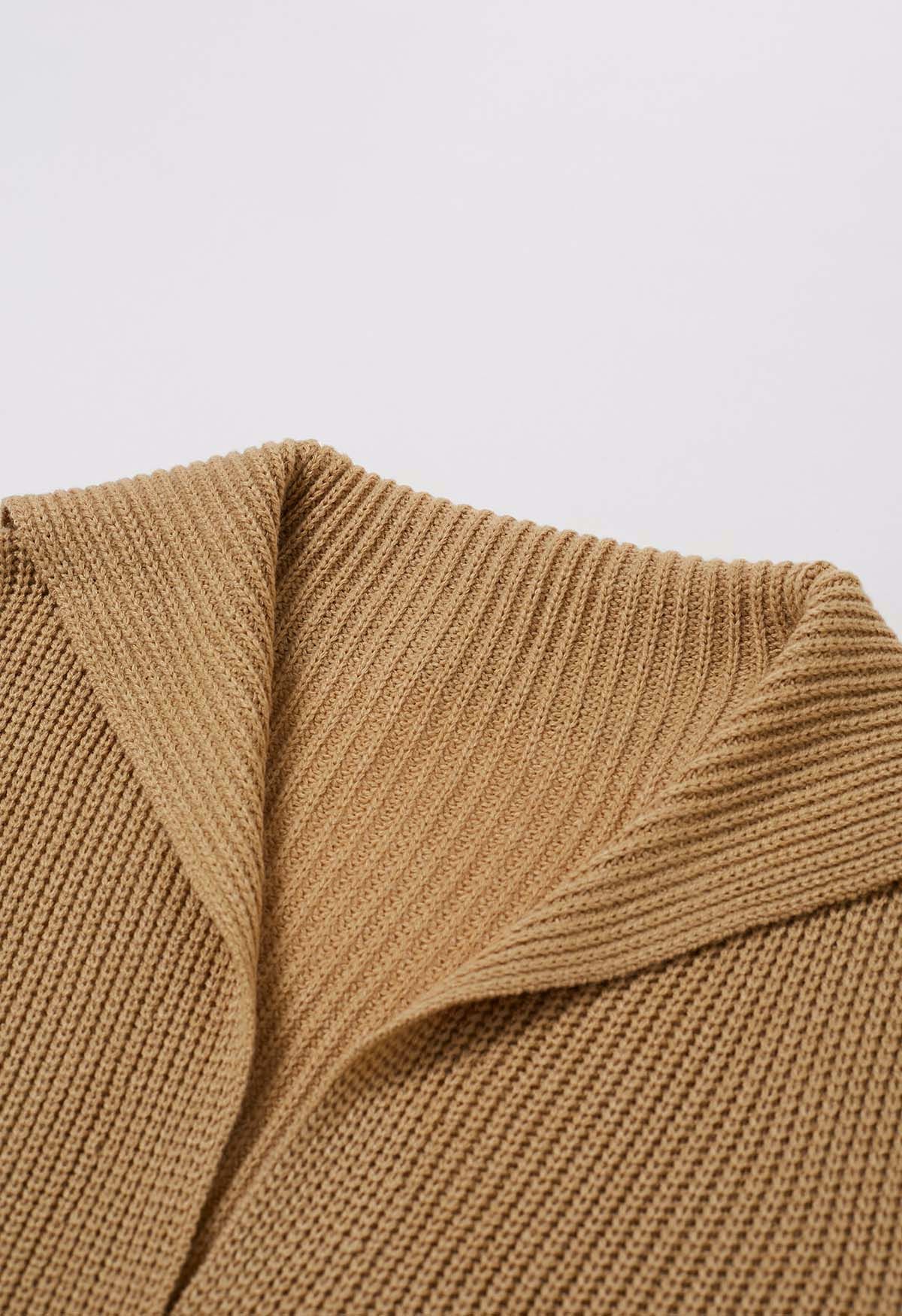 Lange Strickjacke mit Knopfleiste und Klappkragen in Hellbraun