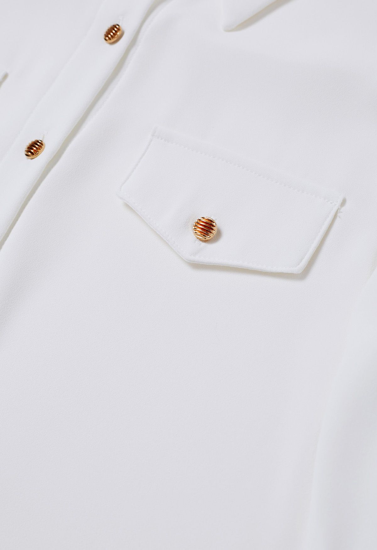 Modernes Chiffonhemd mit Knopfakzent in Weiß