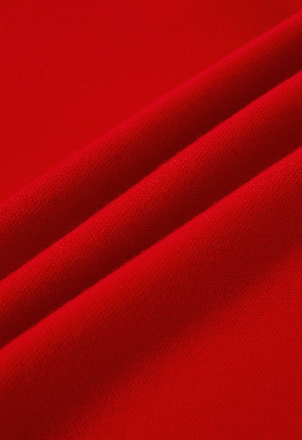 Strickponcho mit Kunstfellärmeln und geteiltem Saum in Rot