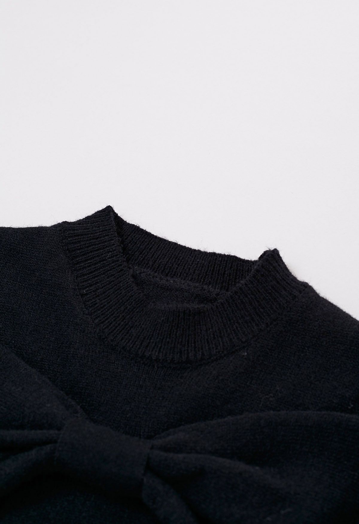 Strickpullover mit Schleife und schulterfreiem Schnitt in Schwarz