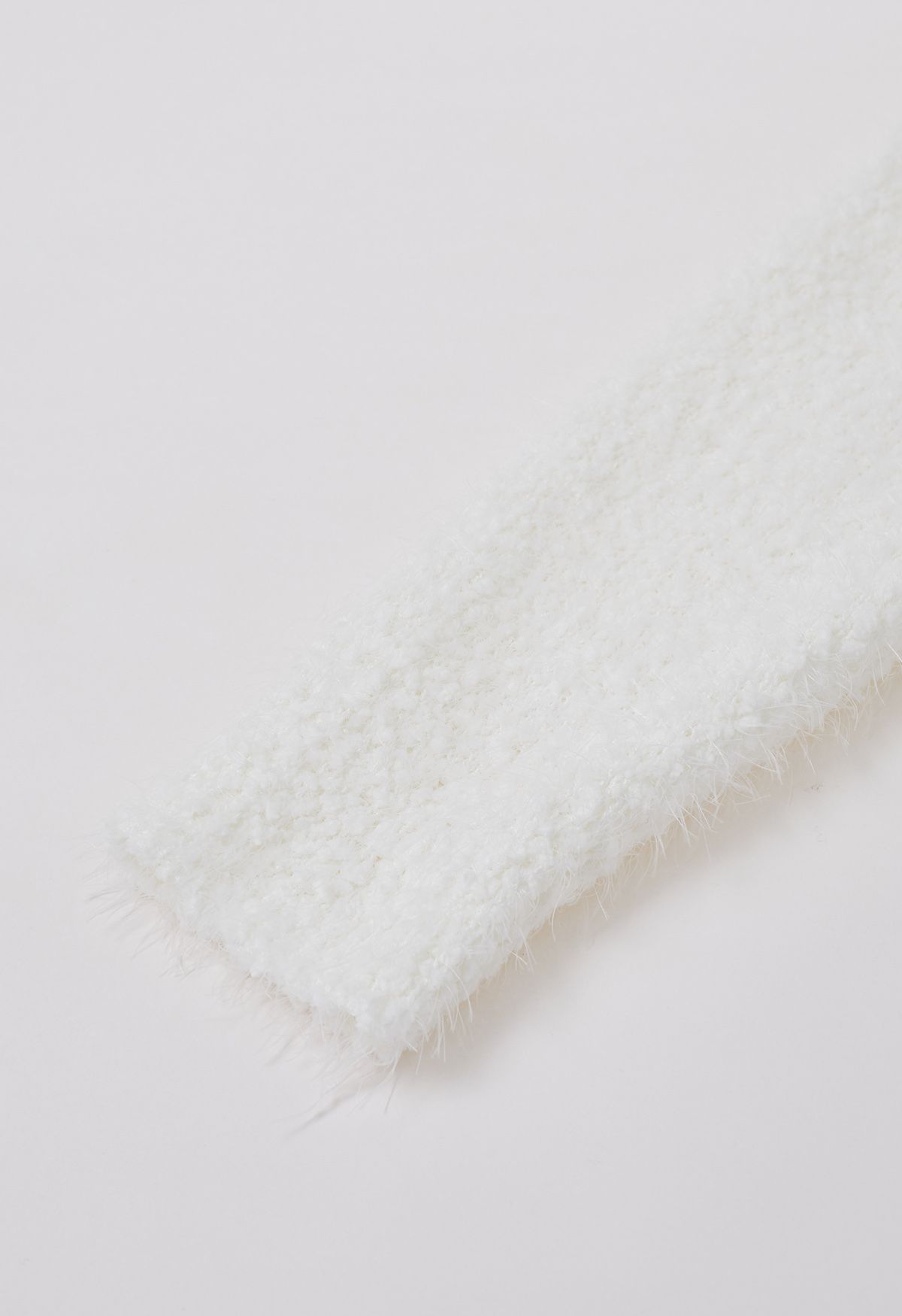 Gefalteter, schulterfreier Fuzzy-Strickpullover in Weiß