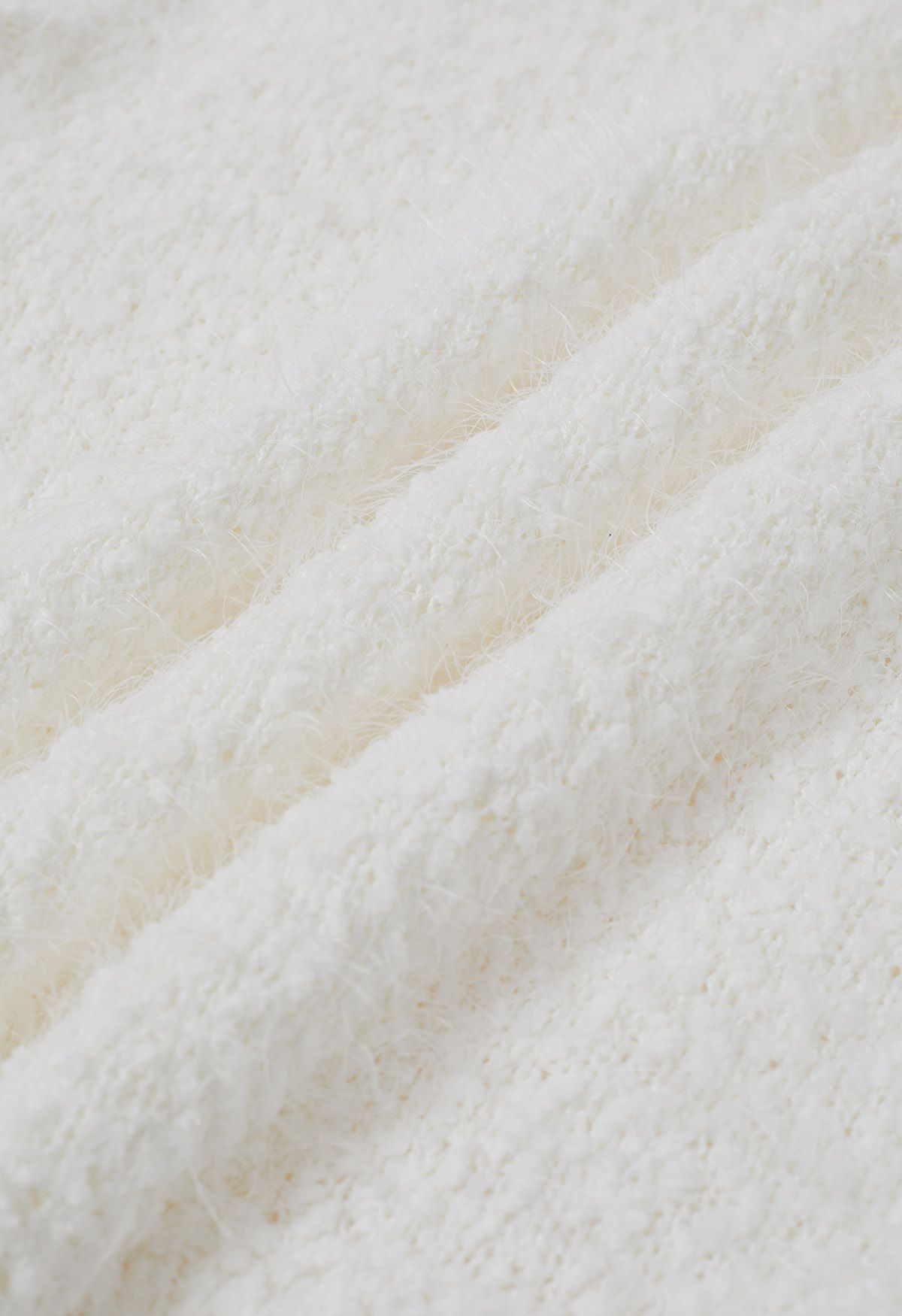 Gefalteter, schulterfreier Fuzzy-Strickpullover in Weiß