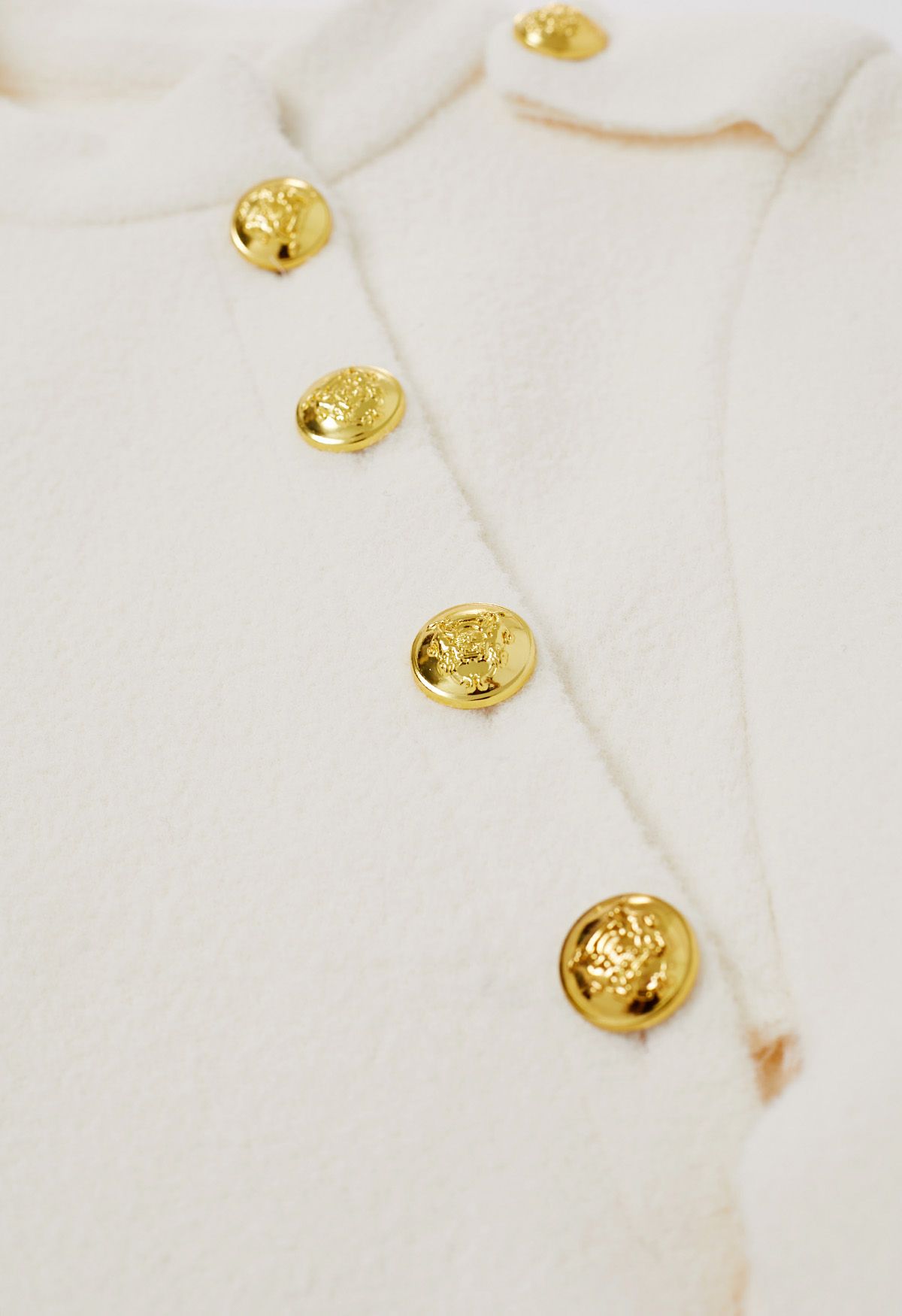 Cape-Mantel mit goldenem Knopf und Gürtel in Elfenbein