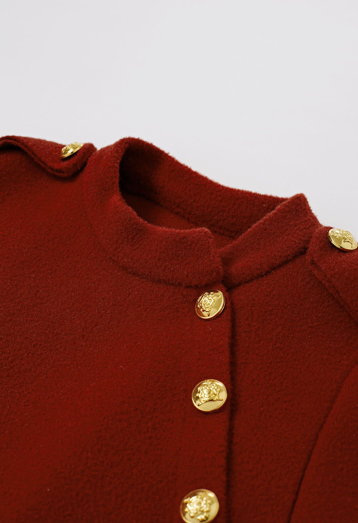 Cape-Mantel mit goldenem Knopf und Gürtel in Rot