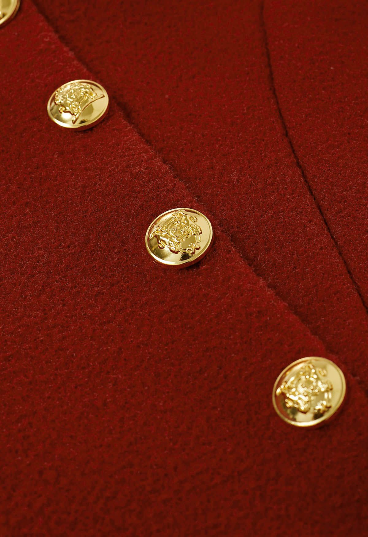 Cape-Mantel mit goldenem Knopf und Gürtel in Rot