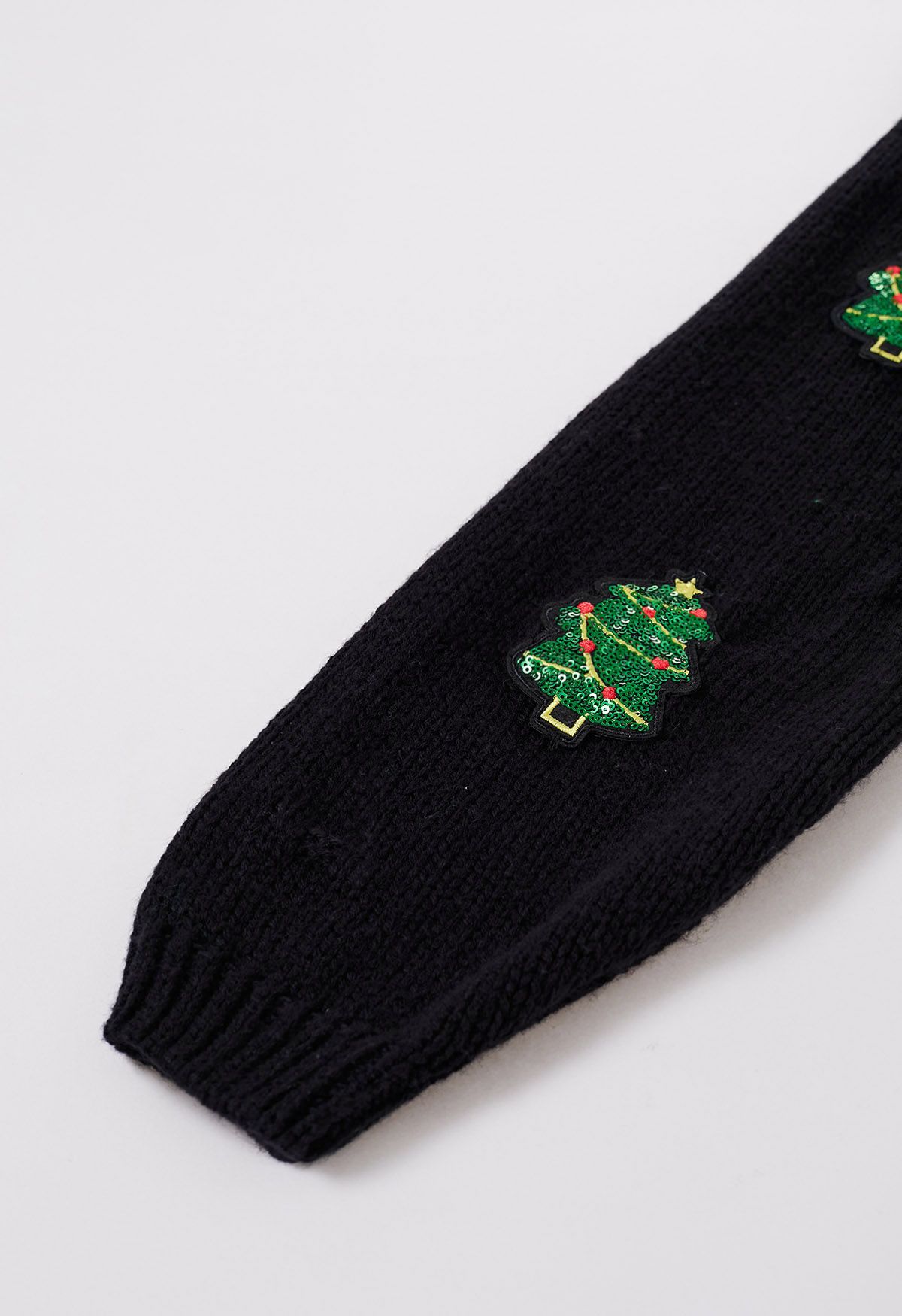Geknöpfter Cardigan mit Pailletten-Weihnachtsbaum-Patch in Schwarz