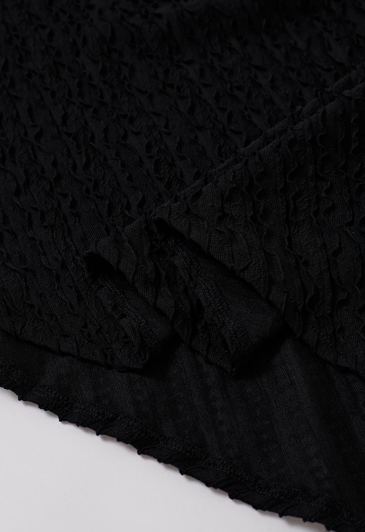 Gewelltes Kleid mit Kragen und Surplice-Ausschnitt in Schwarz
