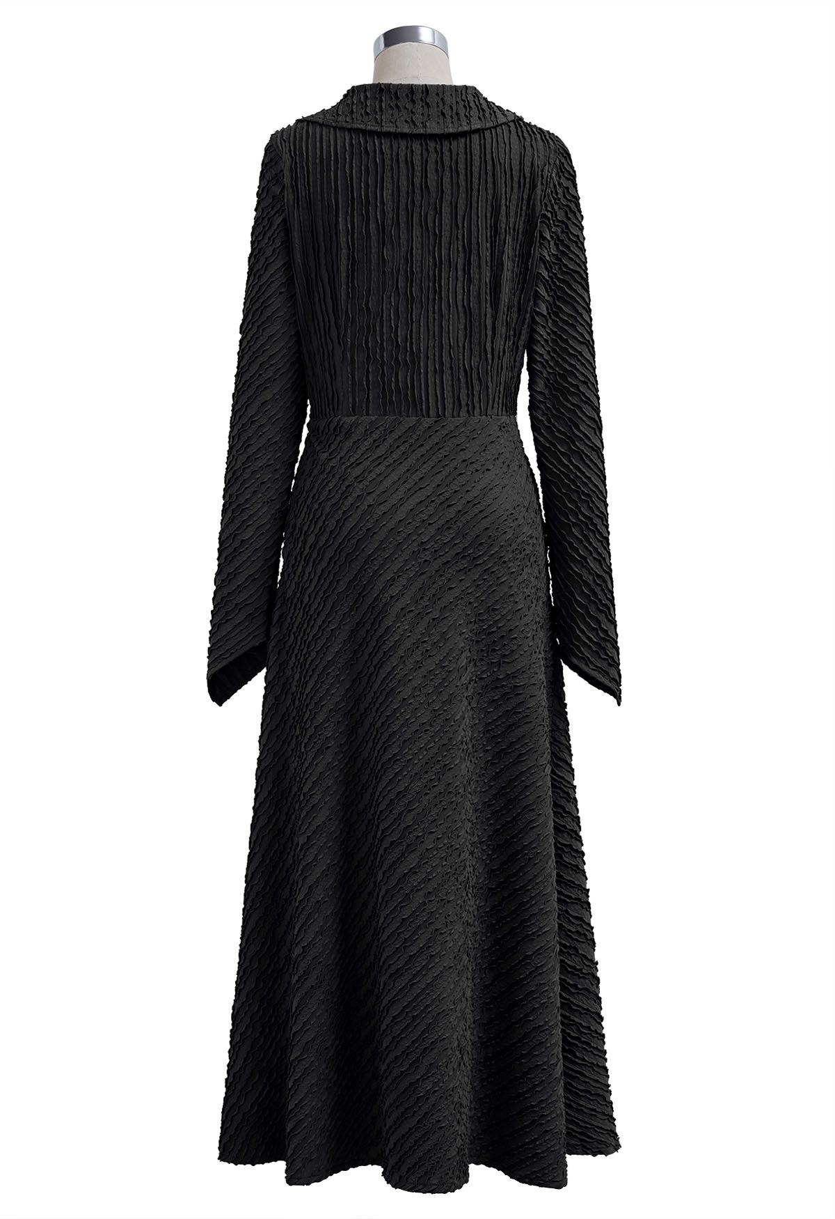 Gewelltes Kleid mit Kragen und Surplice-Ausschnitt in Schwarz