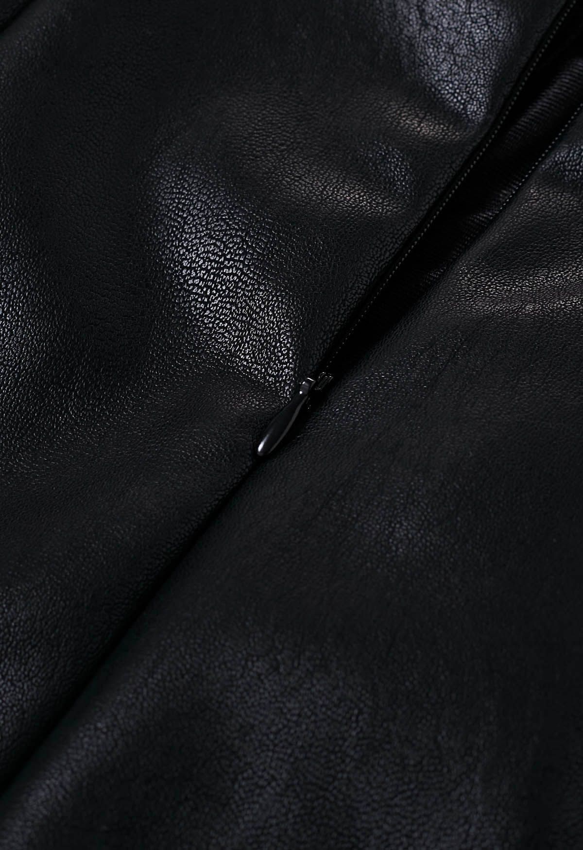 Asymmetrischer, geknöpfter Minirock aus Kunstleder mit Klappe in Schwarz