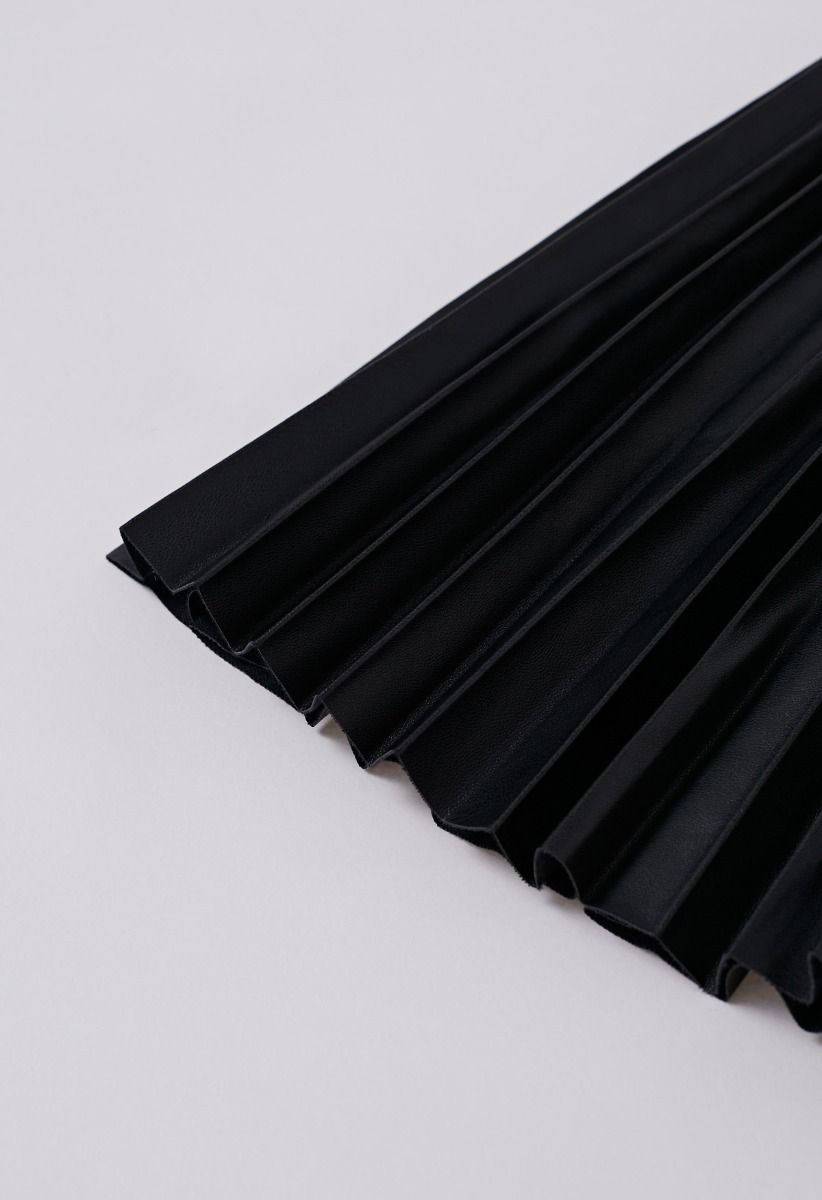 Falten-Minirock aus Kunstleder in Schwarz