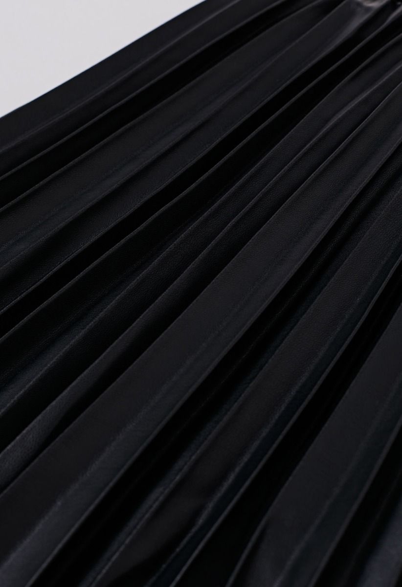 Falten-Minirock aus Kunstleder in Schwarz