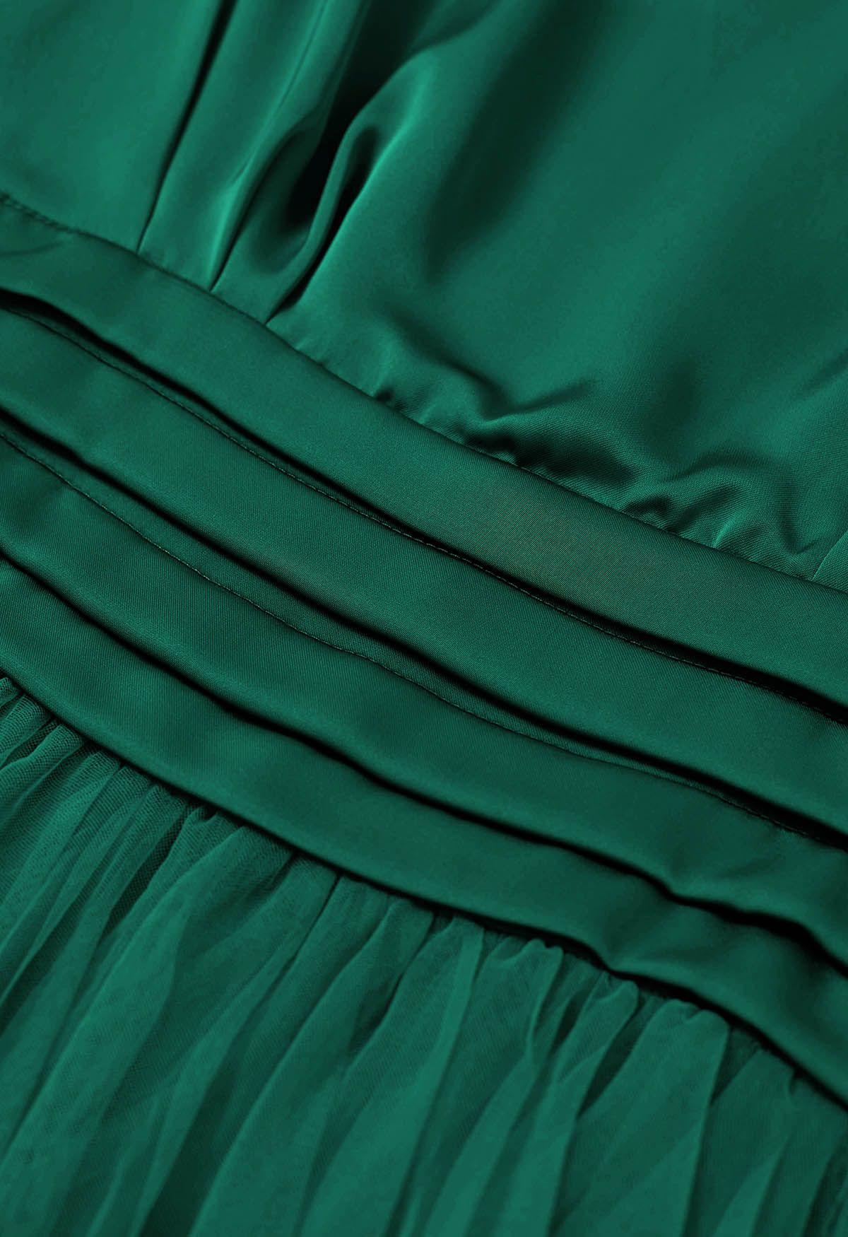 Shine Bright Maxikleid aus hochgeschlossenem Tüll in Smaragdgrün