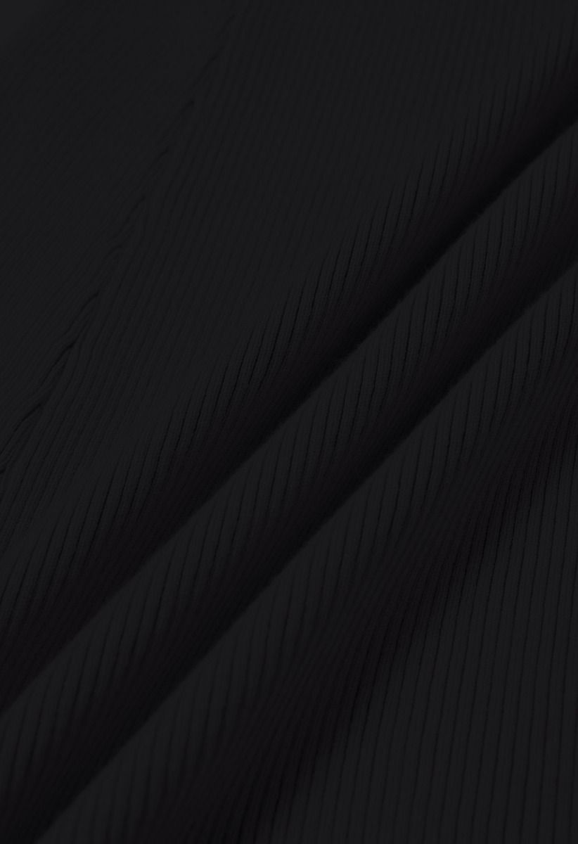 Asymmetrisches Rippstrick-Midikleid mit Ausschnittausschnitt in Schwarz